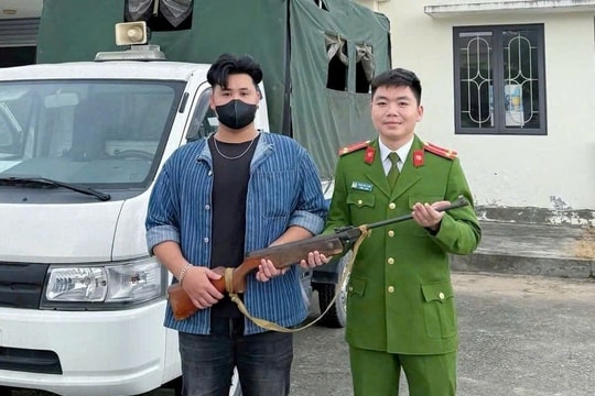 Nhân dân tự giác giao nộp pháo, kiếm đảm bảo an ninh trật tự dịp Tết