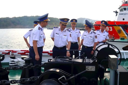 Phó Tư lệnh, Tham mưu trưởng Cảnh sát biển Việt Nam thăm, làm việc với Hải đội 401