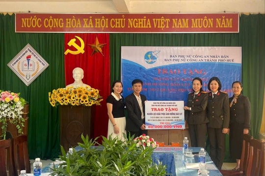 Phụ nữ Công an Huế chung tay hỗ trợ trường học vùng bão lũ