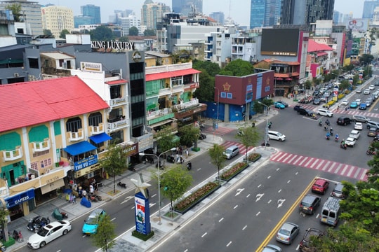 TP.HCM: Đường Lê Lợi "khoác áo mới" trước Tết