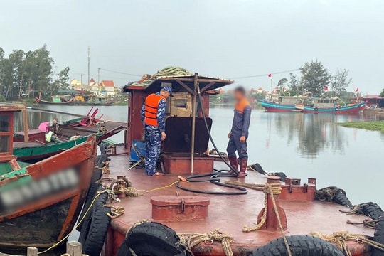Tạm giữ tàu chở 12.000 lít dầu DO không rõ nguồn gốc