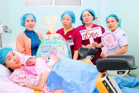 Bệnh viện TP.HCM đón nhiều "công dân nhí" đêm giao thừa