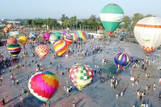 Sắc màu khinh khí cầu rực sáng bầu trời Sa Đéc ngày đầu năm 2026