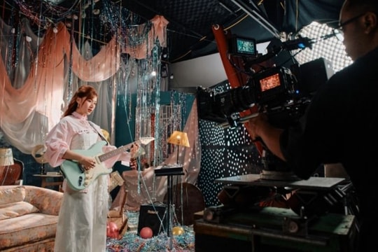 XIRI kể chuyện rung động đầu đời qua EP “HEY XIRI”