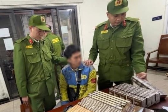 Bắt giữ đối tượng vận chuyển thuốc lá lậu giữa Thủ đô