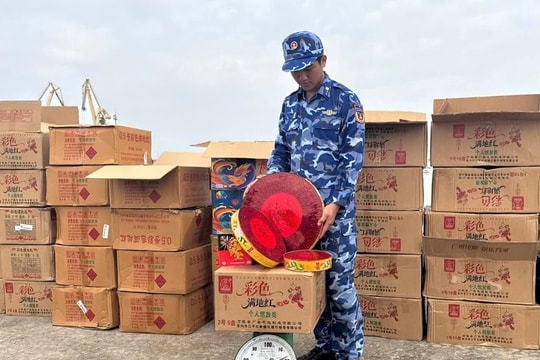 Phát hiện 2 xuồng máy chở hơn 500kg nghi pháo nổ trên vùng biển Hải Phòng