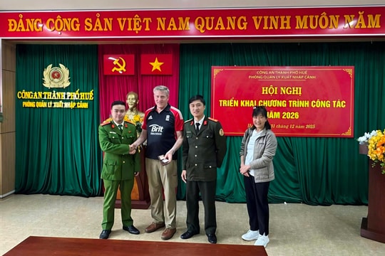 Du khách Mỹ nhận lại tài sản đánh rơi tại Đại Nội Huế