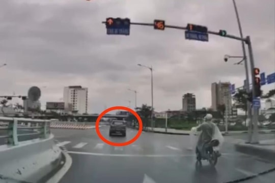 Xử phạt tài xế ô tô vượt đèn đỏ, trừ 4 điểm giấy phép lái xe