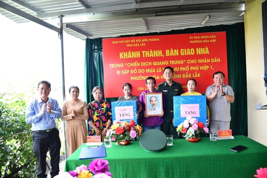 Bộ đội Biên phòng tỉnh Đắk Lắk bàn giao nhà trong Chiến dịch Quang Trung