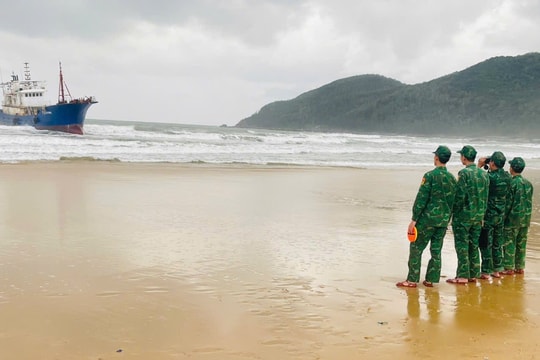 Phát hiện tàu sắt trôi dạt vào bờ biển
