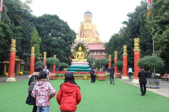 Vãn cảnh ngôi chùa có bức tượng Phật A Di Đà lớn nhất Đông Nam Á