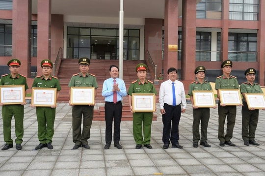 Công an Gia Lai trao Bằng khen cho các tập thể, cá nhân xuất sắc