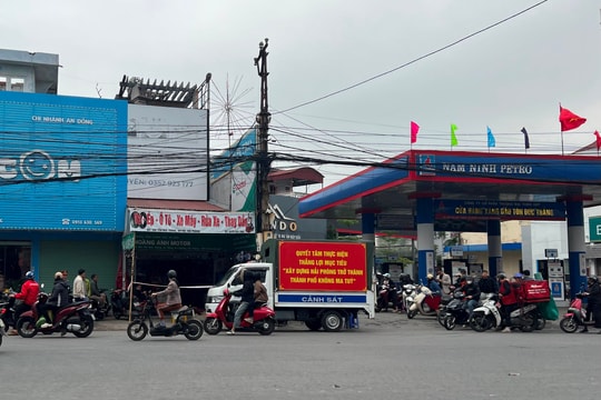 Nhân viên rửa xe bị điện giật tử vong