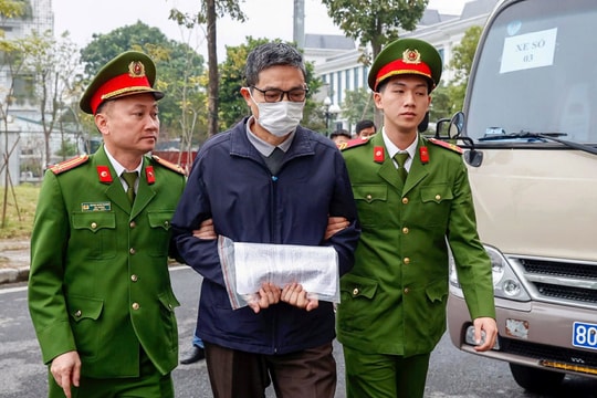 Những hình ảnh cựu lãnh đạo Cục An toàn thực phẩm được dẫn giải đến phiên tòa