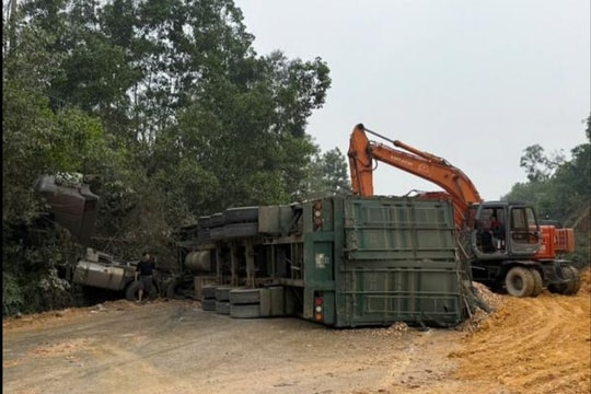 Ô tô con bẹp dúm sau tai nạn, 1 người tử vong