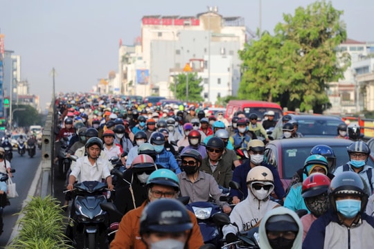 Người dân “toát mồ hôi” ở TP.HCM sau kỳ nghỉ Tết Dương lịch