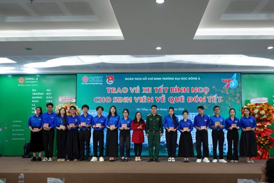 Đại học Đông Á tặng 350 vé xe Tết cho sinh viên khó khăn
