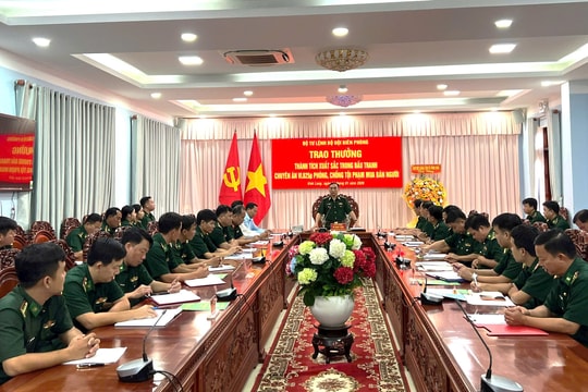 Khen thưởng tập thể phá thành công chuyên án mua bán người