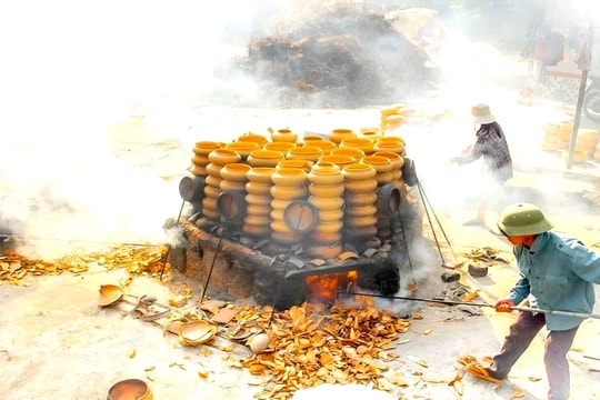 Giữ lửa nồi đất làng Trù