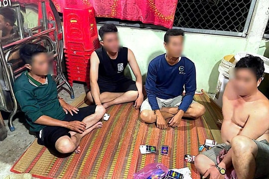 Bắt quả tang 4 đối tượng đánh bài ăn thua bằng tiền