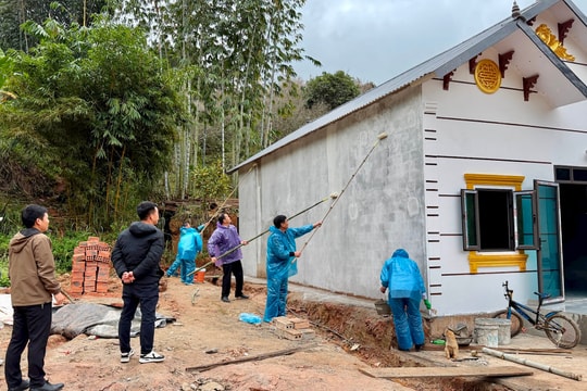 Báo Công lý cùng TAND khu vực 6 Sơn La chung tay giúp người dân khắc phục hậu quả bão lũ, ổn định cuộc sống