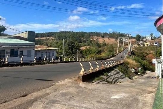 Phát hiện bé sơ sinh còn nguyên dây rốn và bánh nhau bị bỏ rơi