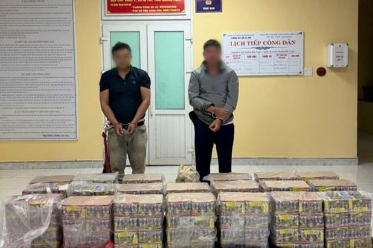 Bắt hai người chèo ghe chở 357kg pháo lậu từ Campuchia về Việt Nam