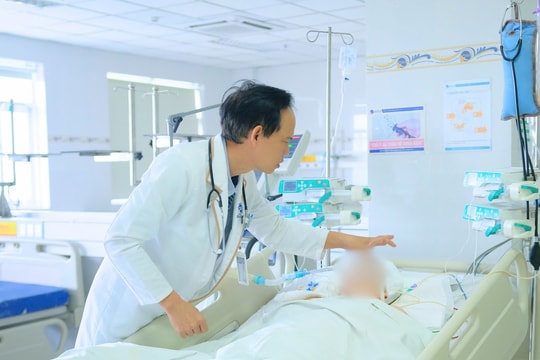 Bị thang máy kẹp cổ lúc làm việc, nam công nhân nguy kịch