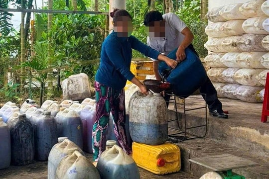 Phát hiện hơn 1,5 tấn dầu ăn, mỡ heo không rõ nguồn gốc
