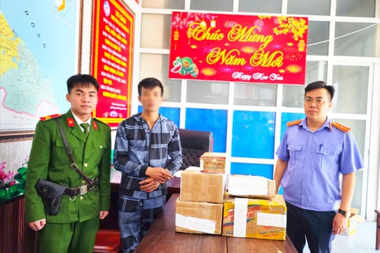Kiểm tra người phụ nữ đứng bên đường phát hiện điểm bán pháo nổ