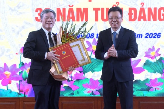 Đảng ủy Tòa án nhân dân tối cao trao tặng Huy hiệu 30 năm tuổi Đảng
