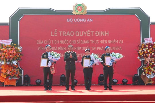 Trao quyết định của Chủ tịch nước cho 3 sĩ quan Công an tham gia gìn giữ hòa bình