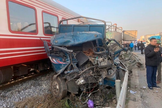 Tàu hỏa và xe tải đâm va, 2 người bị thương