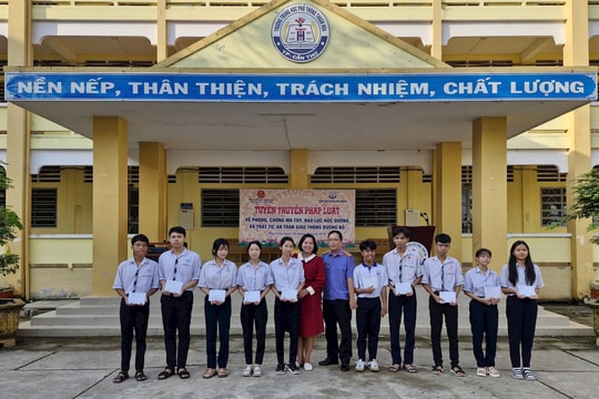 VKSND khu vực 6 - Cần Thơ tăng cường tuyên truyền pháp luật cho học sinh Trường THPT Thuận Hòa