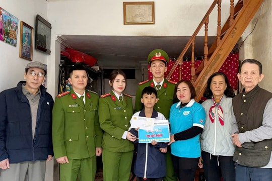 Công an phường Ngô Quyền chung tay “Nâng bước em đến trường”