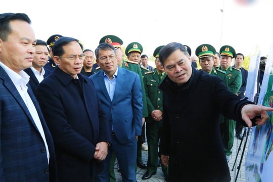 Phó Thủ tướng kiểm tra tiến độ xây dựng cửa khẩu thông minh tại Quảng Ninh