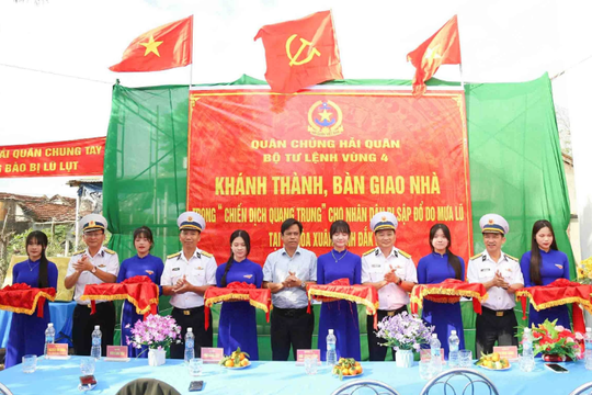 Hải quân hoàn thành bàn giao 8 căn nhà hỗ trợ người dân vùng lũ