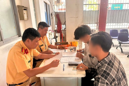 Không chấp hành kiểm tra nồng độ cồn, ném bộ đàm của Cảnh sát giao thông