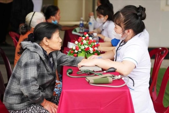 Khám bệnh miễn phí cho người dân có hoàn cảnh khó khăn
