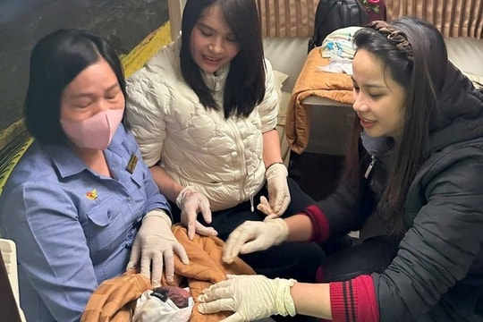 Hai nữ hộ sinh đỡ đẻ thành công cho sản phụ sinh non trên tàu hỏa