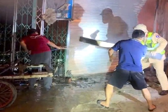Kịp thời giải cứu 11 người khỏi căn nhà đang bốc cháy