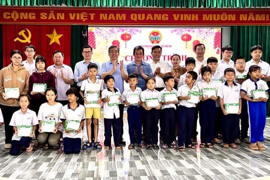 TP.HCM trao thẻ BHYT cho người dân khó khăn