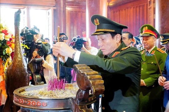 Đại tướng Lương Tam Quang dâng hương tưởng niệm Chủ tịch Hồ Chí Minh tại Nghệ An