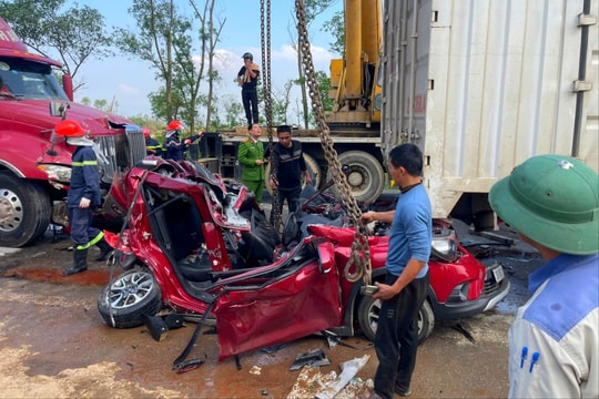 Tai nạn liên hoàn khiến xe con biến dạng, 3 người bị thương