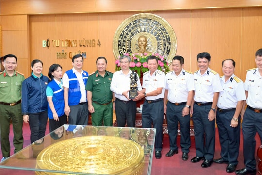 Lãnh đạo TP.HCM thăm, tặng quà quân dân quần đảo Trường Sa
