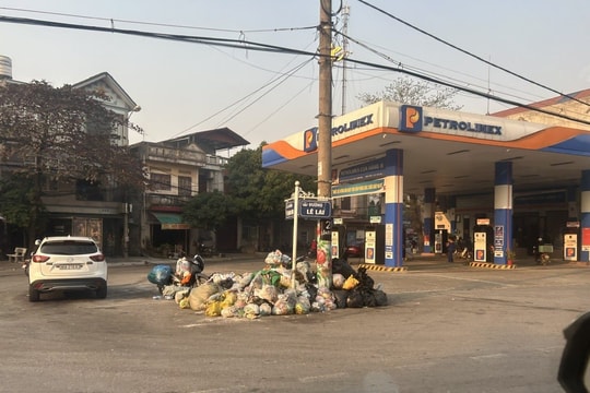 Rác thải bủa vây đường phố Thanh Hóa