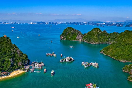 Xử lý nghiêm tình trạng đeo bám, bán hàng rong trên Vịnh Hạ Long