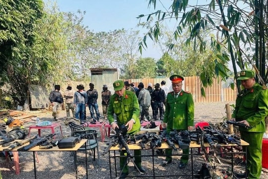 Nhóm thanh niên dùng công cụ giống súng để “đánh trận giả” ở nơi công cộng