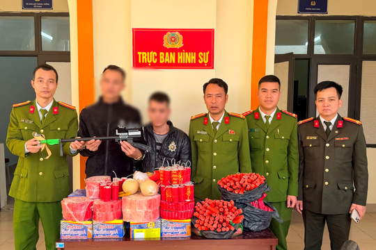 Hải Phòng: Người dân giao nộp 9 khẩu súng và hơn 40kg pháo nổ