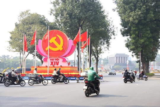 Hà Nội rực rỡ cờ hoa, khẩu hiệu chào mừng Đại hội lần thứ XIV của Đảng